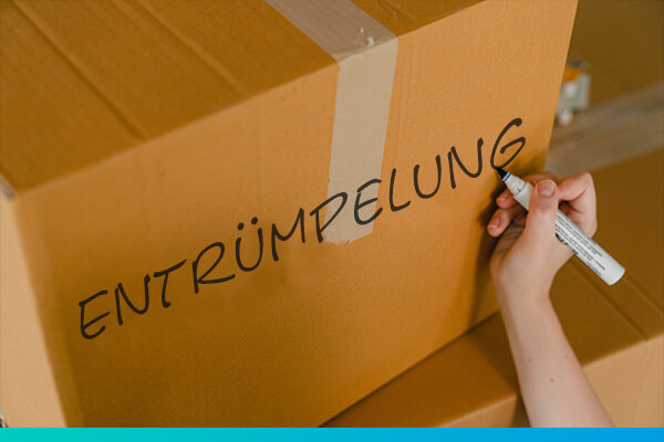 Karton mit handgeschriebenem Entrümpelungsschriftzug