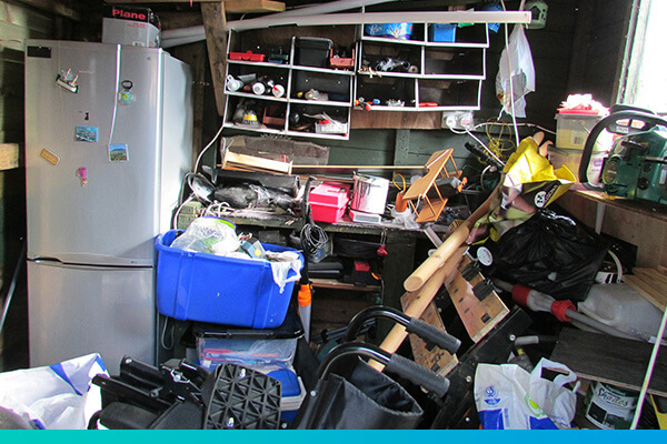 Sehr unordentlicher Kellerraum