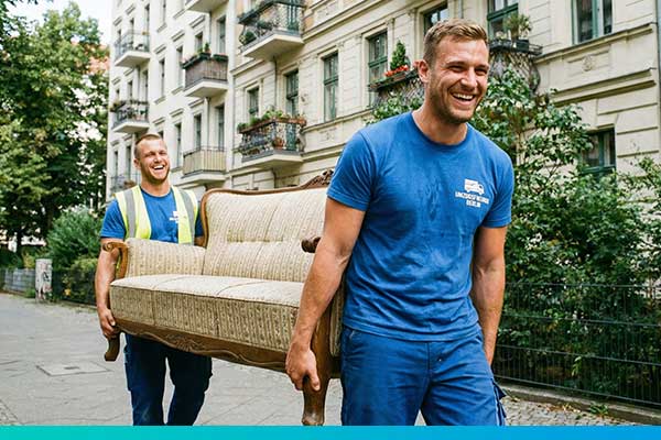 Sperrmüllabholung Berlin, zwei Arbeiter tragen ein Sofa