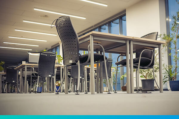 Raum mit Schreibtischen und Bürostühlen