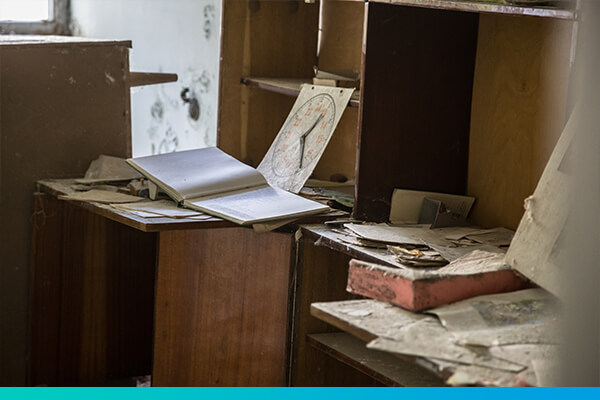 Ausschnitt eines vermüllten Zimmers