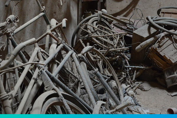 Verstaubtes Fahrräder im Keller