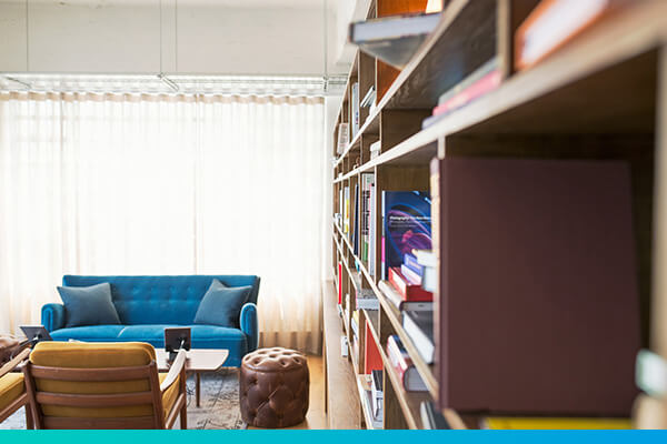 Zimmer mit Couch und Schrank